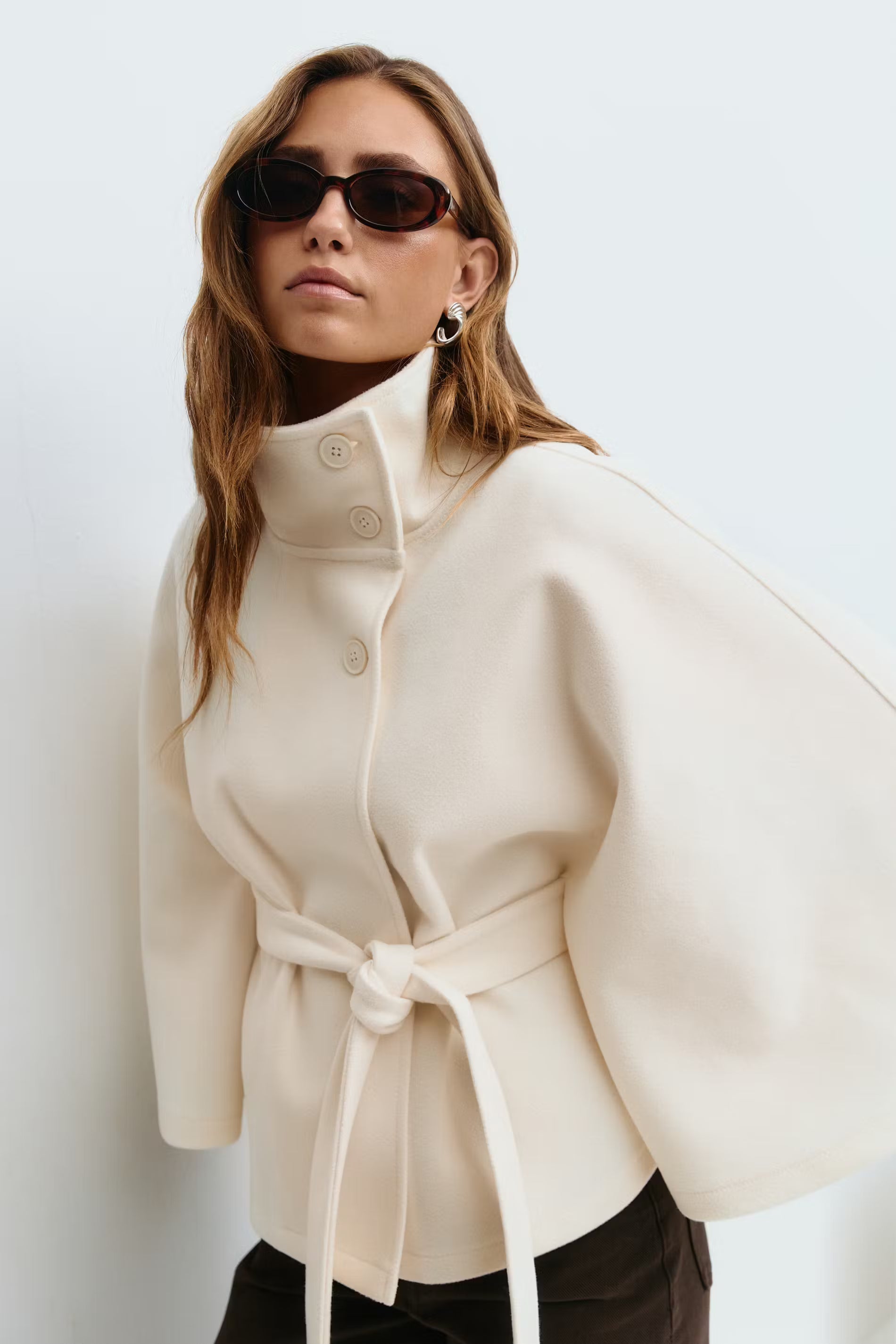 Henley | Chaqueta de mujer con mangas capeadas, cuello alto y cinturón