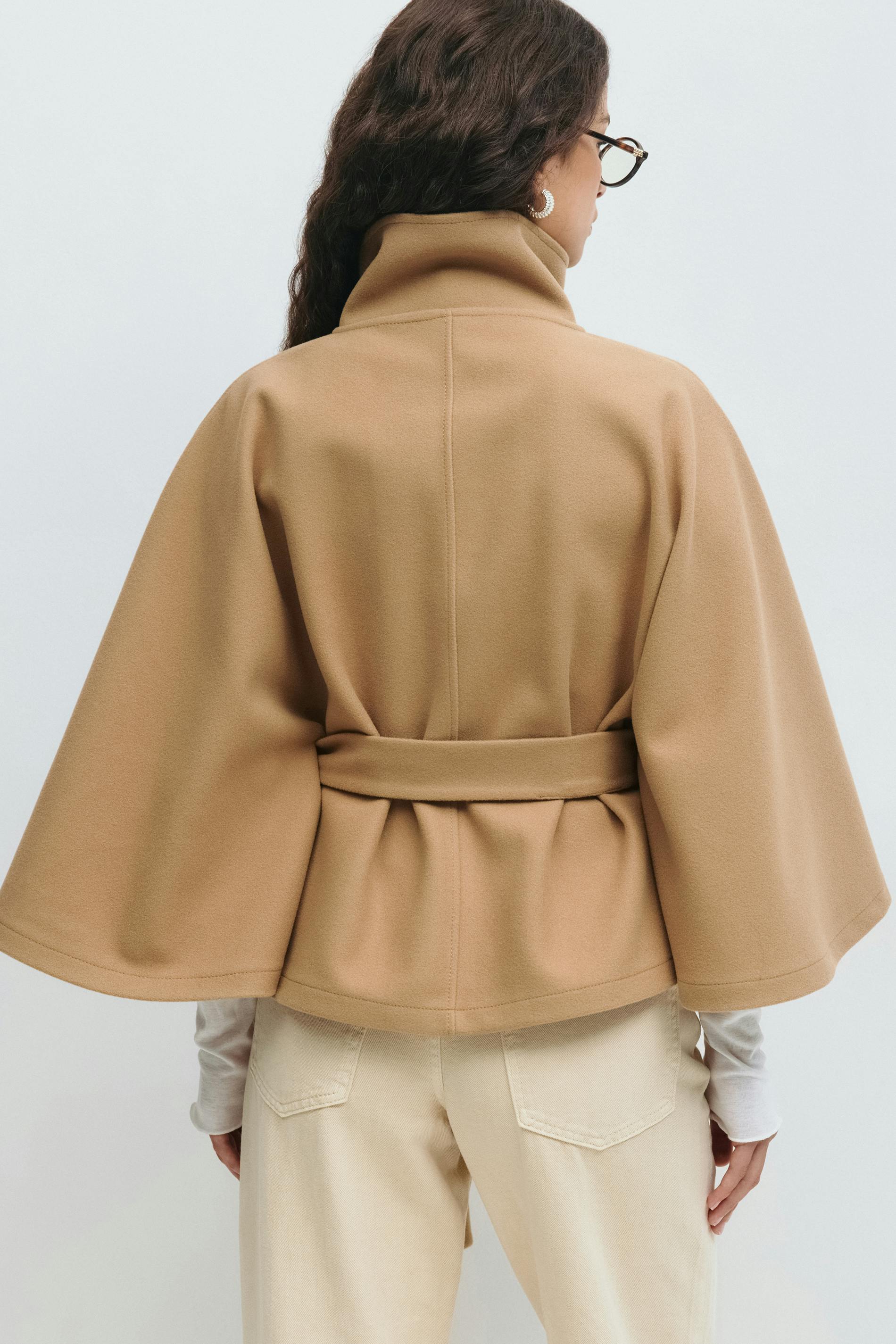Henley | Chaqueta de mujer con mangas capeadas, cuello alto y cinturón